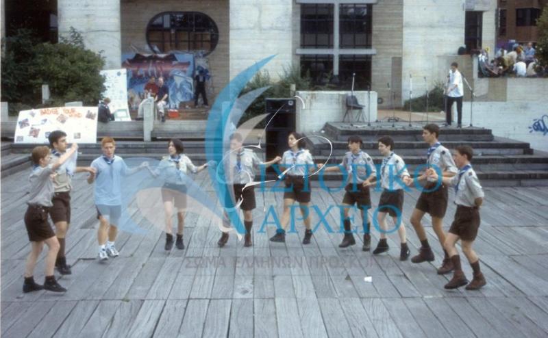 H 36η Κοινότητα Κολωνού στο προσκοπικό διαγωνισμό EuroFolΚ 1997 στις Βρυξέλλες παρουσιάζει ελληνικούς παραδοσιακούς χορούς. 