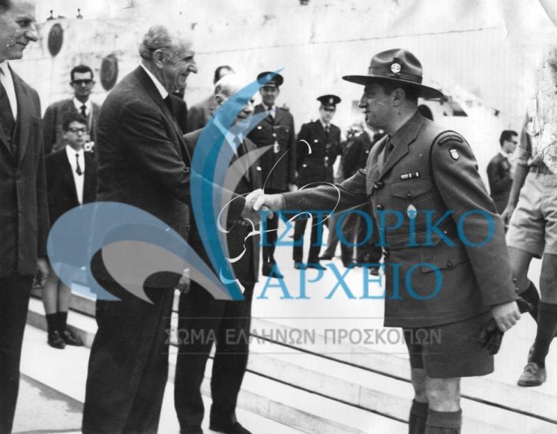 Ο Τοπικός Έφορος Υμηττού Άρης Κωνσταντόγλου χαιρετάει τον Πρωθυπουργό Γ. Παπανδρέου στην παρέλαση της 25ης Μαρτίου 1964 στην Αθήνα.