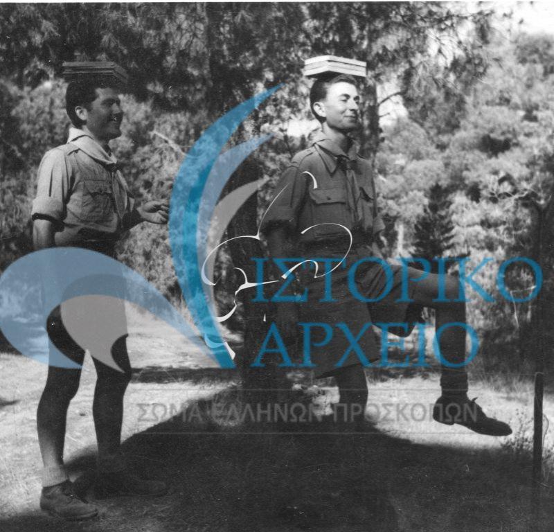 Βαθμοφόροι σε παιχνίδι ισορροπίας κατά τη διάρκεια εκδρομής.