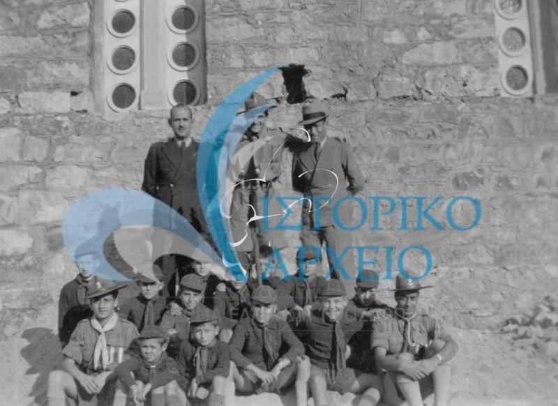 Λυκόπουλα της 1ης Αγέλης Βύρωνος μετά τον Αγιασμό έξω από την λέσχη τους το 1939. Διακρίνονται: Αλ. Καρακώτσογλου, Κων. Τραχανάς.