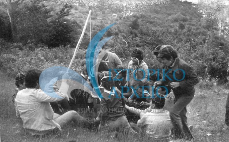 Λυκόπουλα του Βόλου στο παιχνίδι "Ψάρεμα της Λουκουμούς" στην κατασκήνωσή τους το 1975.