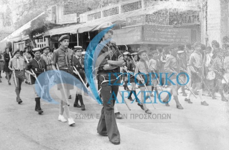 Πρόσκοποι της Μυτιλήνης στην λιτανεία του σκηνώματος του Αγίου Θεοδώρου το 1975.