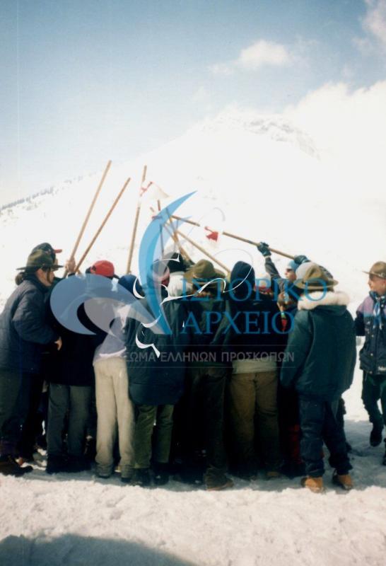 Ενωμοτίες από το Χολαργό σε ώρα της κραυγής τους σε χιονισμένες κορυφές του Παρνασσού εν ώρα εκδρομής.