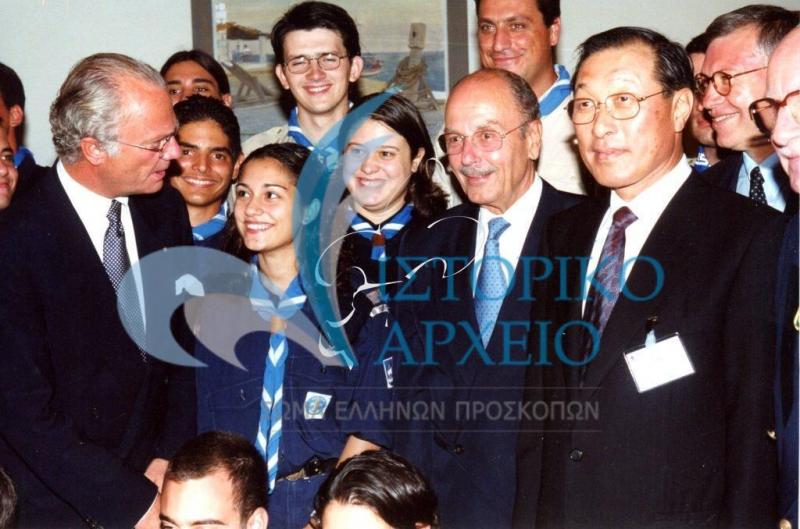 Ο Πρόεδρος της Δημοκρατίας Κωνσταντίνος Στεφανόπουλος με τον Βασιλιά της Σουηδίας Κάρολος ΙΣΤ΄Γουστάβο και ναυτοπρόσκοπους στη συνάντηση BP Fellowship στην Αθήνα το 2000.