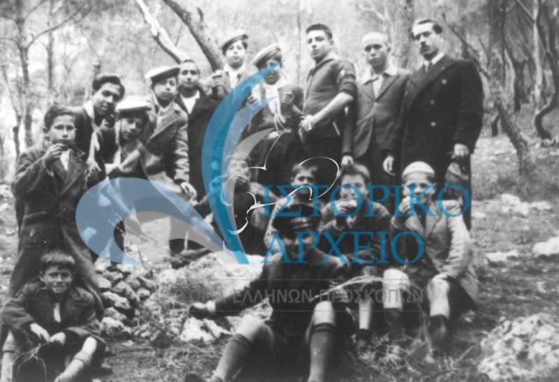 Πρόσκοποι του Μοσχάτου σε εκδρομή στο Δαφνί το 1937.