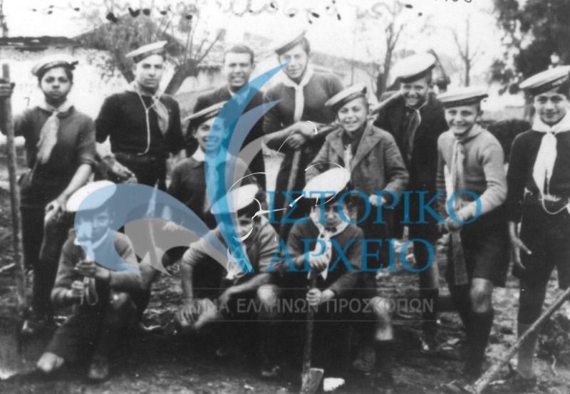 Ναυτοπρόσκοποι του Μοσχάτου σε μια βροχερή εκδρομή στον Άγιο Μερκούριο το 1938.