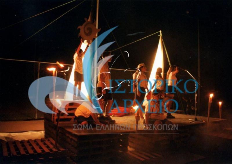 Θεατρικό στην πυρά έναρξης της ναυτοπροσκοπικής Regatta 2000.