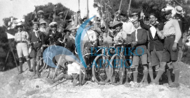 Πρόσκοποι από την Κοκκινιά σε εκδρομή με ποδήλατα στο Σκαραμαγκά το 1936.
