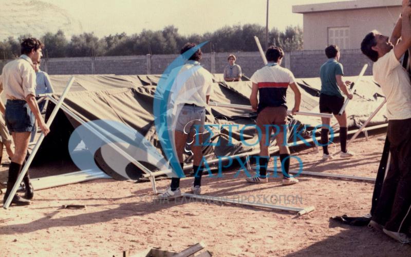 Πρόσκοποι στην δημιουργία καταυλισμού σεισμοπλήκτων στην Καλαμάτα το 1986.