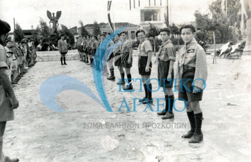 Πρόσκοποι μπροστά από το Μνημείο Μνήμης για το Μπλόκο της Κοκκινιάς στη Νίκαια.