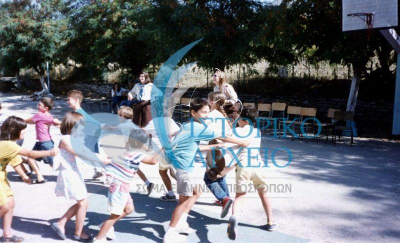 Πρόσκοποι προσφέρουν ψυχαγωγικό πρόγραμμα σε παιδιά σεισμόπληκτων περιοχών στη Κόνιτσα το 1995.
