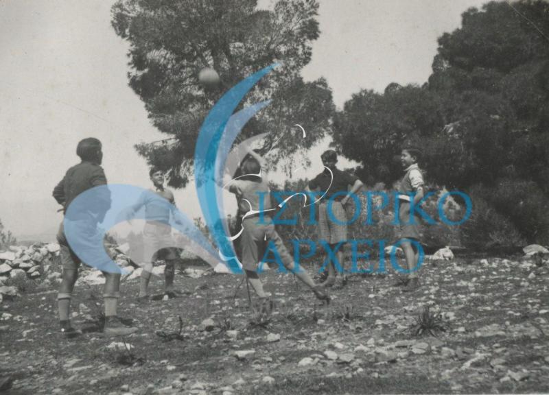 Πρόσκοποι σε ώρα παιχνιδίου σε εκδρομή τους στον Υμηττό κατά τη διάρκεια της γερμανικής κατοχής.
