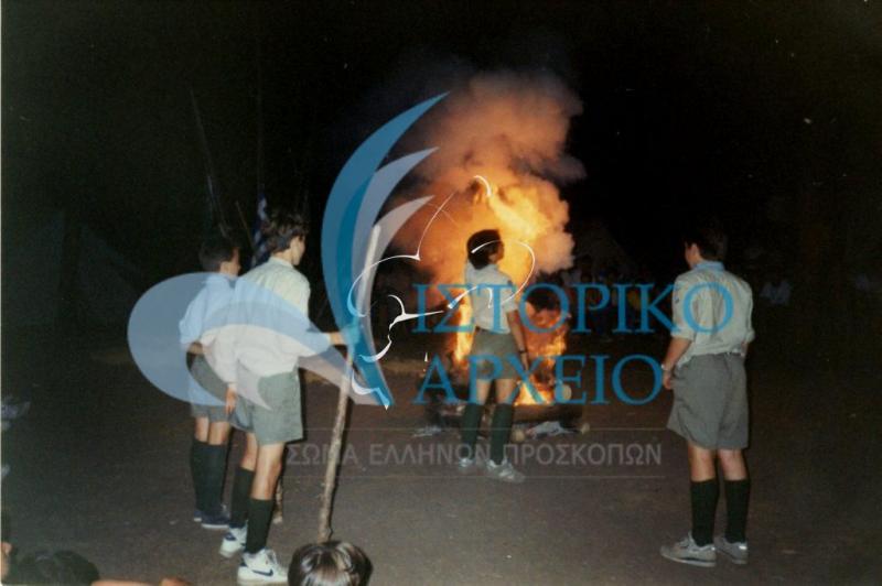 Πρόσκοποι σε πυρά της κατασκήνωσης της ΤΕ Ξάνθης στα Άβδηρα το 1992. 
