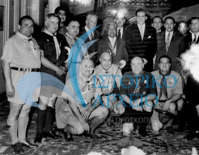 Ο Διάδοχος Κωνσταντίνος μετά την επίδοση του μεταλλίου προσκοπικής αξίας στον Πρόεδρο των Αιγυπτίων Προσκόπων Χουσείν Ορμη μαζί τον ΠΕ Καϊρου Ι. Λιούφη, τον Αιγύπτιο Υπουργό Κοινωνικής Πρόνοιας και μέλη των Ελλήνων Προσκόπων Καϊρου και άλλους αιγύπτιους προσκόπους στην Ελληνική Πρεσβεία στην Ζαμάλεια του Καϊρου το 1961.