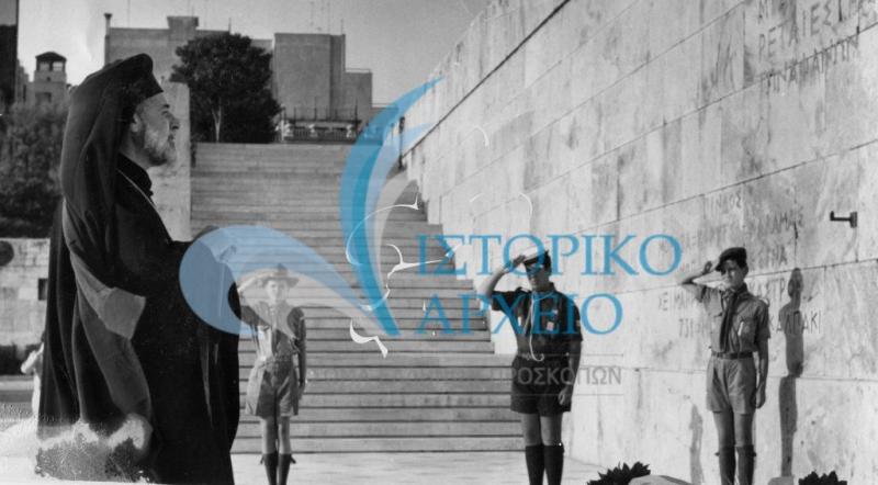 Ο Μητροπολίτης Γαλλίας Μελέτιος ως Αρχηγός των Ελλήνων Προσκόπων Γαλλίας σε κατάθεση στεφάνου κατά την επίσκεψη του κλιμάκιου προσκόπων Παρισίου στην Αθήνα το 1968.