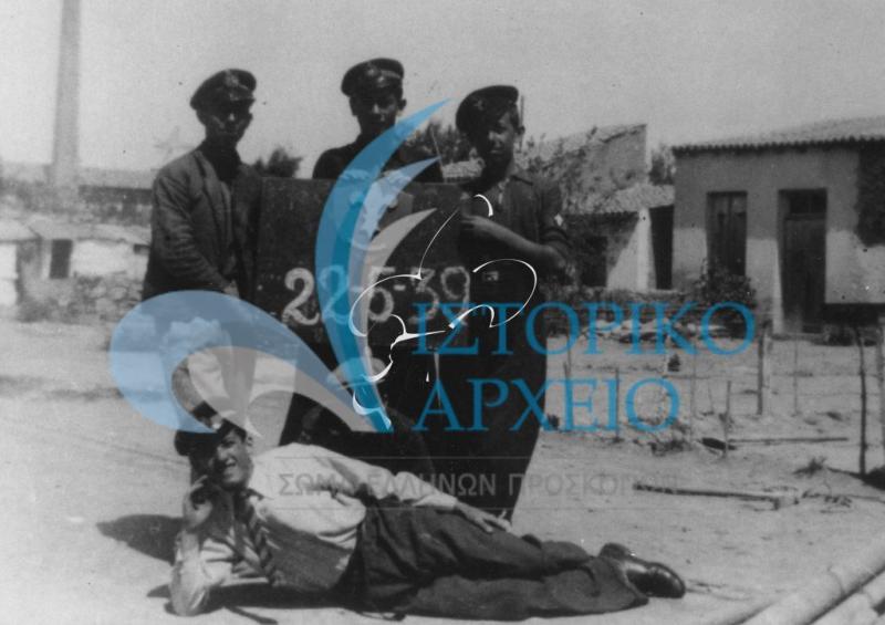 Πρόσκοποι του Μοσχάτου σε αναμνηστική φωτογραφία με ναυτοπροσκοπικές στολές την τελευταία μέρα πριν τη αναγκαστική συγχώνευση με την ΕΟΝ το 1939.