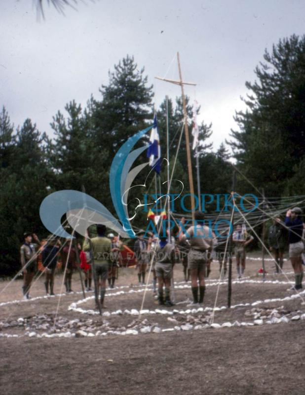 Η 1η Ομάδα Παπάγου σε κύκλο για την υποστολή της Σημαίας στην κατασκήνωση.