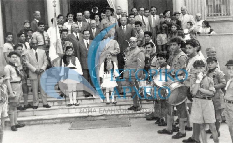 Πρόσκοποι και μέλη της ελληνικής κοινότητας του Σουέζ έξω από την εκκλησία της Αγίας Αικατερίνης μετά την Δοξολογία για την εθνική επέτειο της 28ης Οκτωβρίου το 1955.