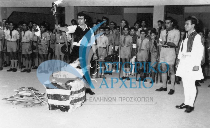 Πυρά σε εκδήλωση των Ελλήνων Προσκόπων Σουέζ στο χώρο του Σχολείου της Αγίας Αικατερίνης το 1955.