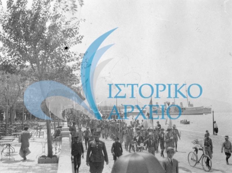 Άγημα Ελλήνων Προσκόπων με την Σημαία του ΣΕΠ, σε παρέλαση στην προκυμαία της Σμύρνης (περιοχή "Σκάλα Διαβατηρίων" - Pasaport İskelesi) το 1920.
