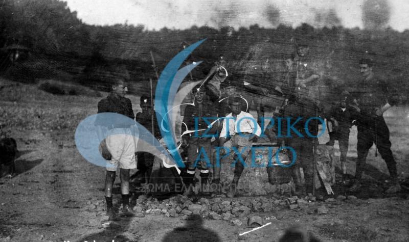 Πρόσκοποι των Ταταούλων σε εκδρομή στη Χάλκη το 1920.