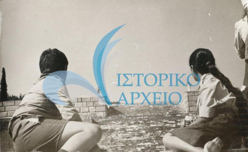 Πρόσκοποι και Οδηγοί στο Αρχαιολογικό Χώρο του Ιπποκρατείου στη Κω στην Κοινή Μεγάλη Δράση ΣΕΠ - ΣΕΟ "Το Πέταγμα του Γλάρου" το 1975.