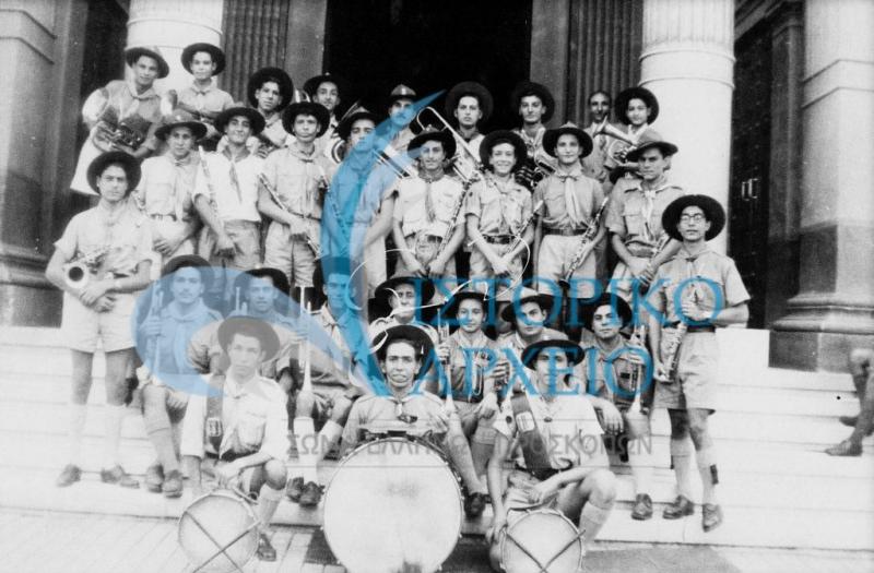 Η τελευταία μπάντα των προσκόπων Καϊρου έξω από τον ναό του Αγίου Κωνσταντίνου το 1947. Διακρίνεται ο μαέστρος Σακέλης