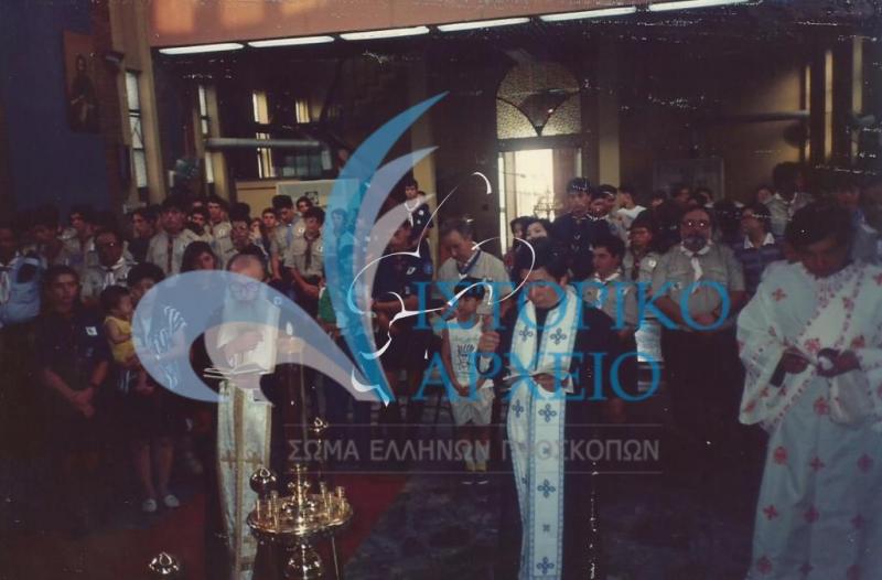 Η ελληνική αποστολή σε εκκλησιασμό στο 17ο Παγκόσμιο Τζάμπορη Κορέας το 1991.