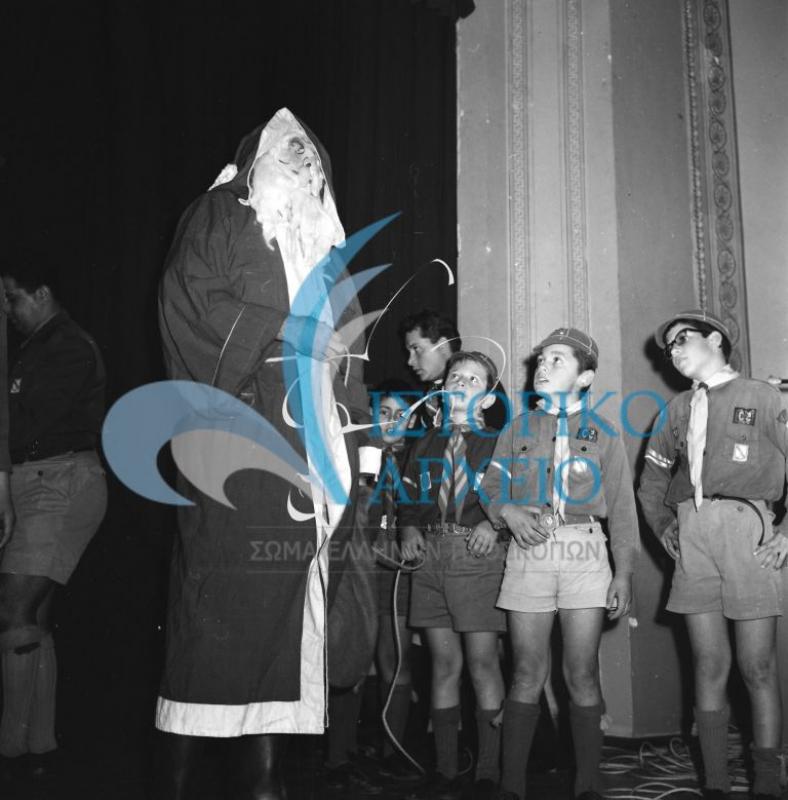 Στιγμιότυπο από την πρωτοχρονιάτικη εκδήλωση του κλάδου Λυκοπούλων της ΠΕ Πρωτευούσης το 1967.