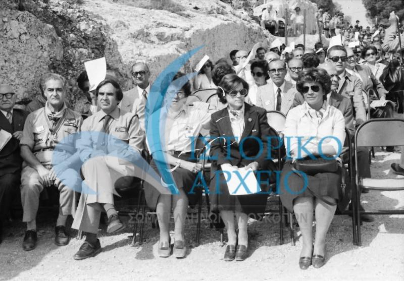 Ο ΓΕ ΣΕΠ Ν. Καλογεράς με τον έφορο Κ. Κανέτη και την ηγεσία του Σώματος Ελληνίδων Οδηγών στο συνέδριο Παλαιών Προσκόπων - Οδηγών στη Πνύκα το 1980.