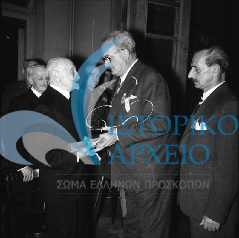 Ο Δήμαρχος Αθηναίων Κων. Κοτζιάς απονέμει μετάλλιο στον Μάρκο Μίνδλερ κατά το συνέδριο των βαθμοφόρων το 1951.