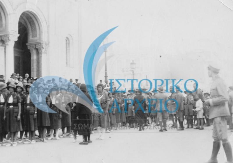 Έλληνες πρόσκοποι και όδηγοί έξω από τον Άγιο Κωνσταντίνο Καίρου το 1932 στο εορτασμό της Εθνικής Επετείου.