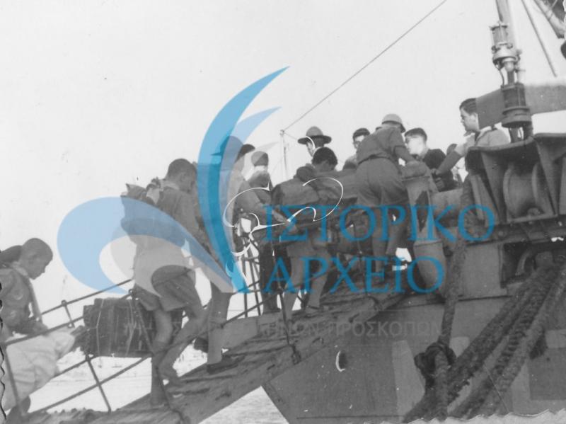Πρόσκοποι του Βύρωνα ανεβαίνουν στο πλοίο "Μαχητής" για να κατευθυνθούν στο χώρο της κατασκηνωσής τους στο Βόλο το 1961.