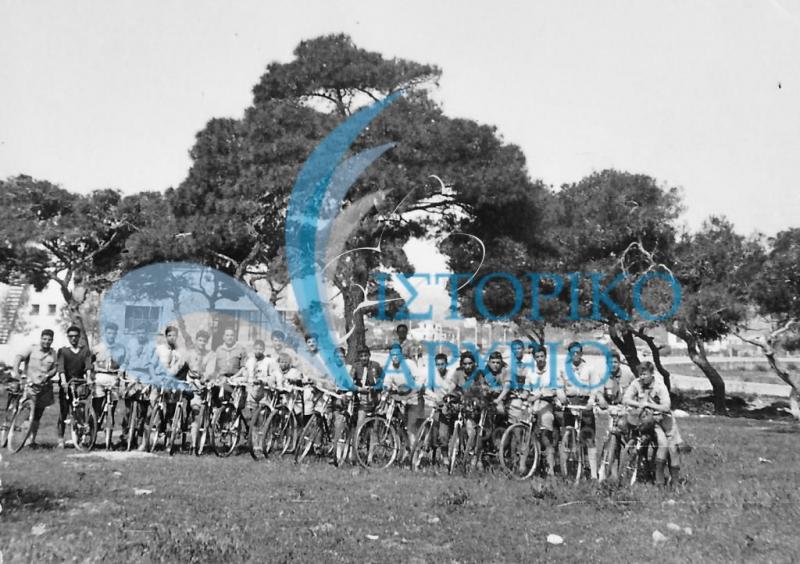 Πρόσκοποι του Βύρωνα σε ποδηλατικό γύρο του Υμηττού την πρωτομαγία του 1960.