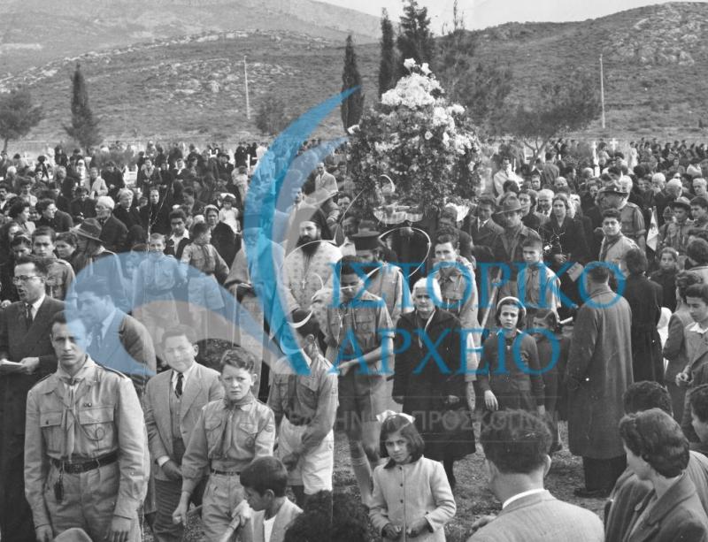 Πρόσκοποι του Βύρωνα στην περιφορά του επιταφίου στο νεκροταφείο της περιοχής το 1955.