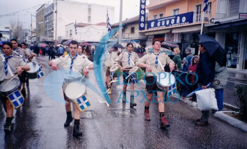 Ανιχνευτές ως τυμπανιστές σε παρέλαση στη Νέα Ιωνία.