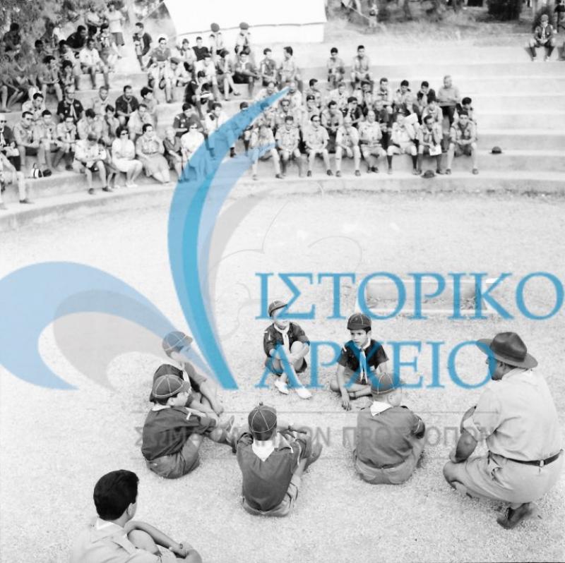 Θεατρικό δρώμενο στην Πανελλήνια Συνάντηση Βαθμοφόρων για τα 50 χρόνια Λυκοπουλισμού το 1966 στο ΠΥΒΑ.
