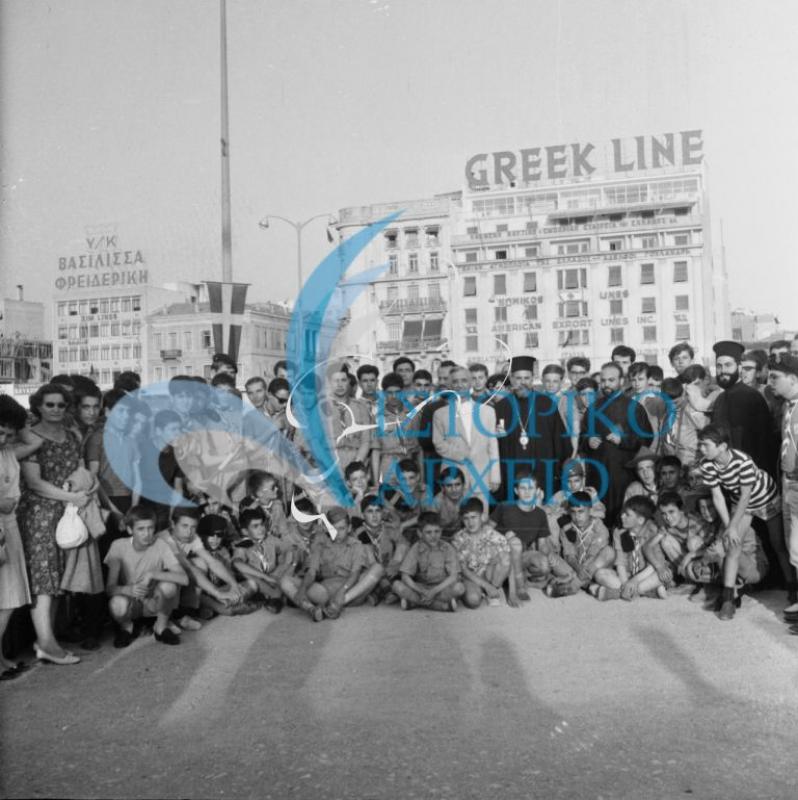 Οι Έλληνες Πρόσκοποι Γαλλίας στο λιμάνι του Πειραιά μετά την επίσκεψη στο Ζάννειο Ορφανοτροφείο το 1962.