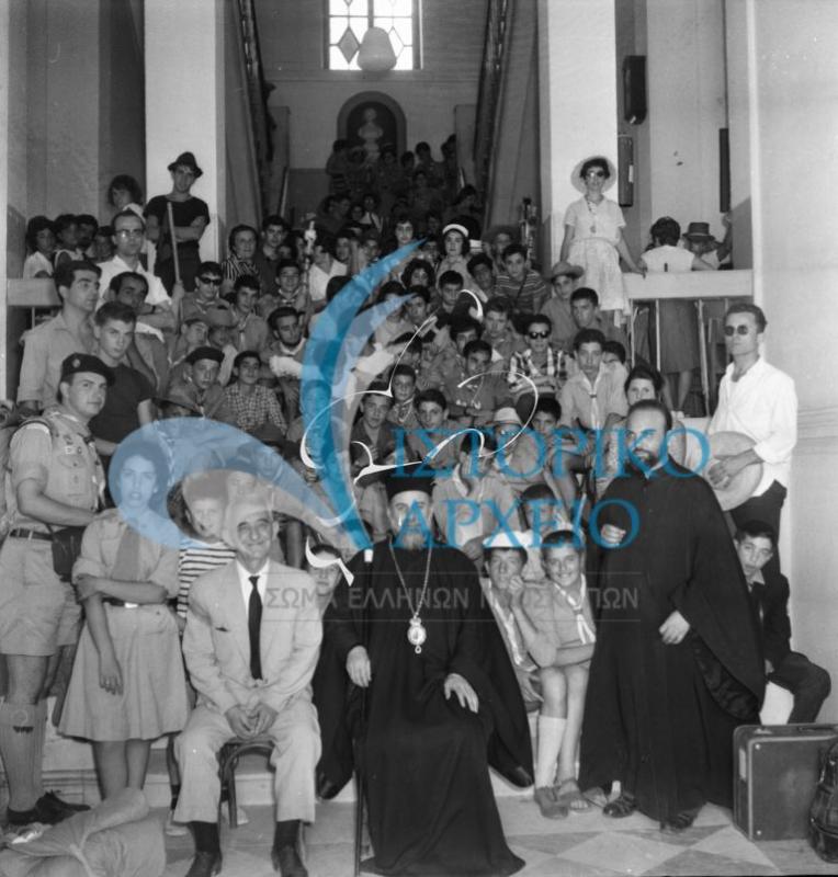 Οι Έλληνες Πρόσκοποι Γαλλίας σε επίσκεψη στο Ζάννειο Ορφανοτροφείο Πειραιά το 1962.