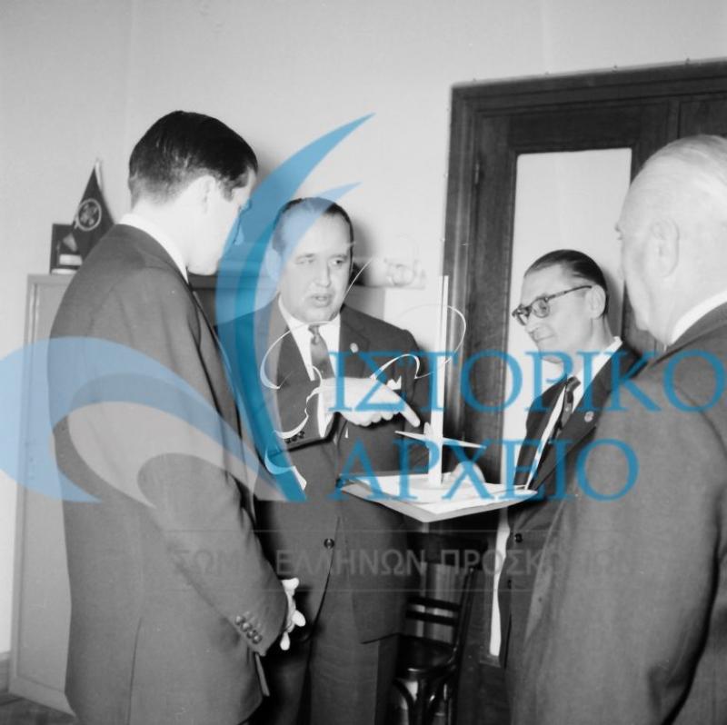 Ο Διάδοχος Κωνσταντίνος επισκέπτεται τα γραφεία του ΣΕΠ κατά την προετοιμασία του 11ου Παγκοσμίου Τζάμπορη το 1963.