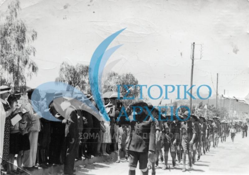 Οι πρόσκοποι της 5ης Ομάδας Αθηνών σε παρέλαση στου Ζωγράφου το 1937.