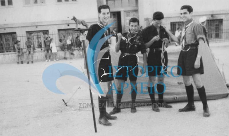 Από την επίδειξη κλάδου Λυκοπούλων της ΤΕ Άρεως το 1947, οι βαθμοφόροι της 61ης Αγέλης με ακέλα τον Κ. Κανέτη.