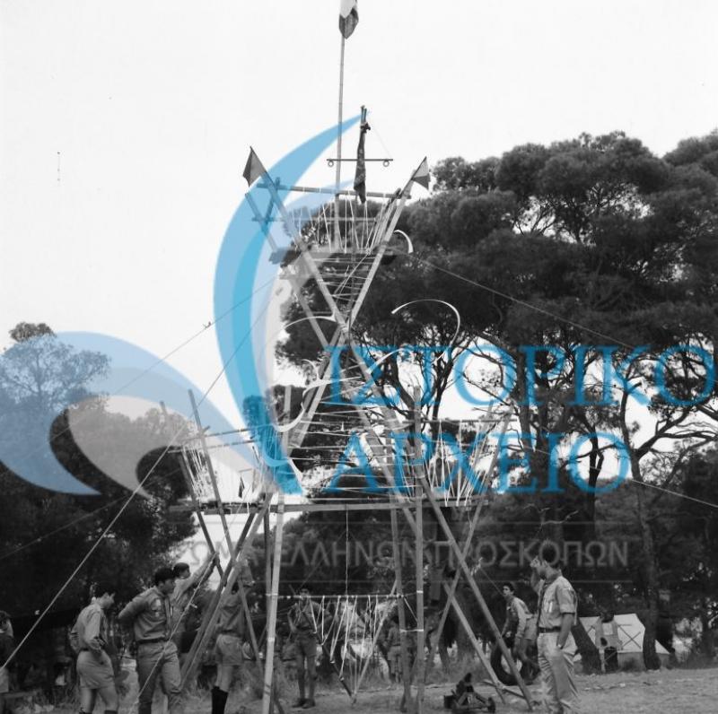 Πρόσκοποι κατασκευάζουν παρατηρητήριο στο ΠΥΒΑ κατά το τζαμπορέτο ενωμοταρχών του 1977. 
