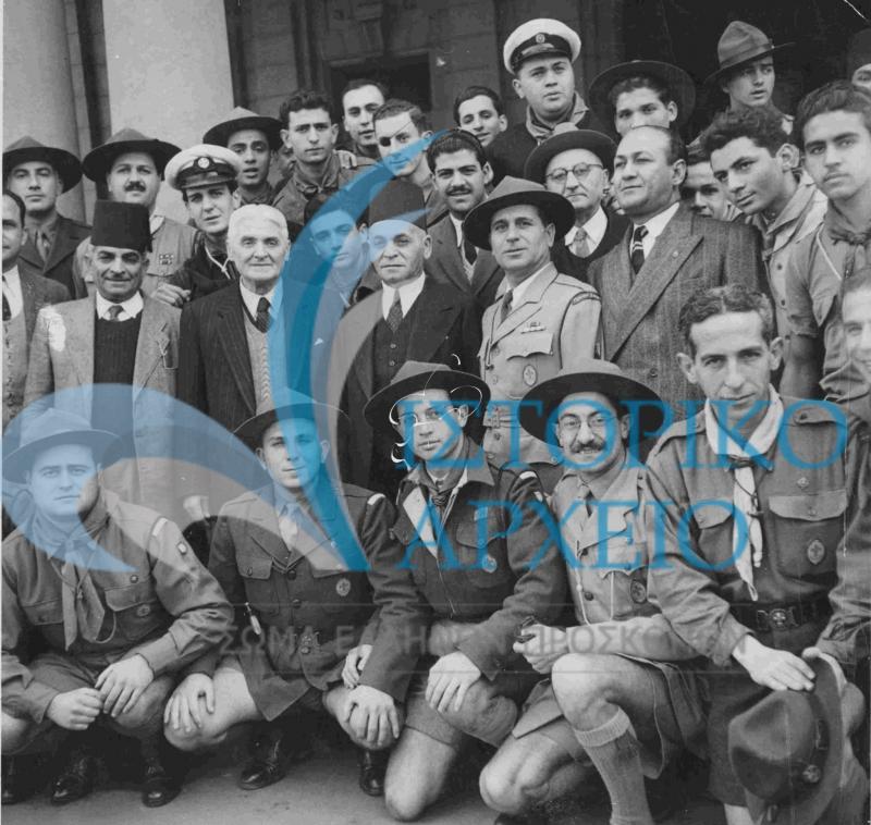 Η ελληνική προσκοπική ομάδα μπροστά από τα Ανάκτορα στο Κάϊρο, κατά την επίσκεψη στον Βασιλιά Φαρούκ το 1950.