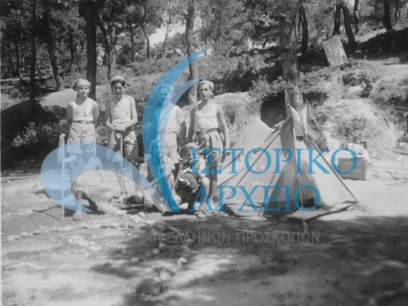 Από την κατασκήνωση της 52ης Ομάδας Αθηνών στην Εκάλη το 1948.