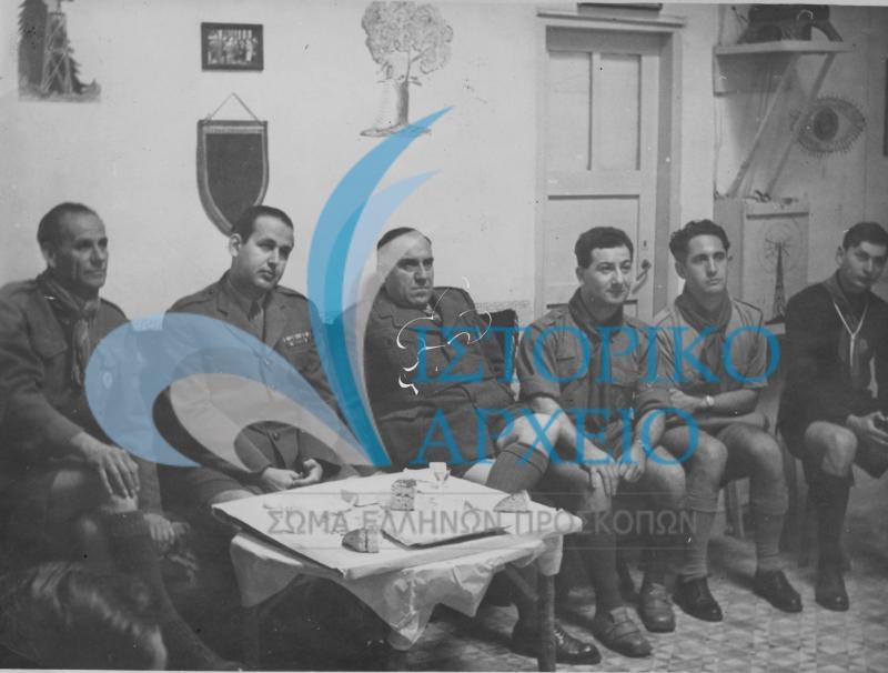 Στιγμιότυπο από την κοπή βασιλόπιτας της ΤΕ Άρεως το 1947. Διακρίνονται Δ. Αλεξάτος, Θ. Παπαδόπουλος, Δ. Αμπετιάν.