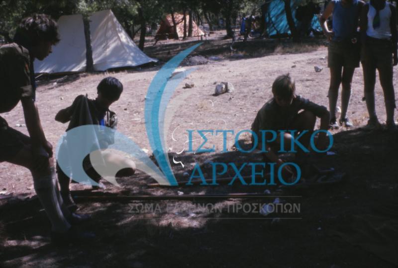 Ενωμοτία της 1ης Ομάδας Παπάγου σε κόμπους και συνδέσεις κατά τη διάρκεια κατασκήνωσης.