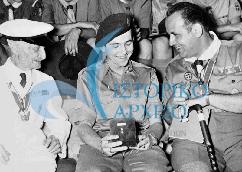 Ο Διάδοχος Κωνσταντίνος με τον Πρόεδρο ΔΣ ΣΕΠ Μ. Σοφιανό και τον ΓΕ Δημ. Αλεξάτο κατά την διάρκεια της εκδήλωσης ενηλικιωσής του στο ΠΥΒΑ το 1958.