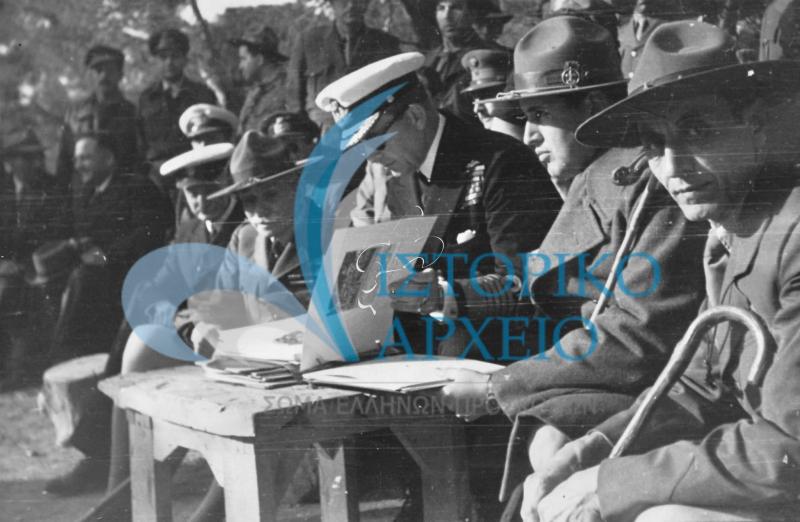 Ο Βασιλιάς Παύλος με τον Αντώνη Μπενάκη τον Μ. Σοφιανό και τον Δ. Αλεξάτο σε πυρά στο ΠΥΒΑ το 1949.