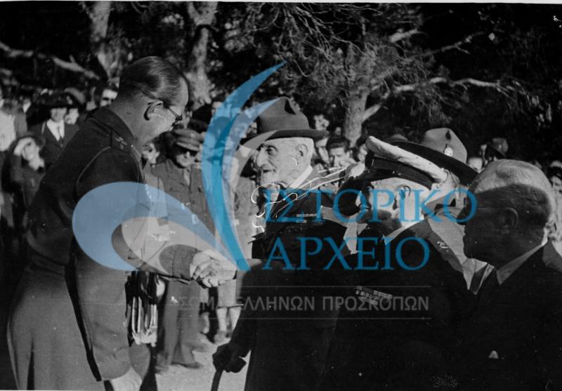 Ο Βασιλιάς Παύλος μαζί με τον Πρόεδρο ΔΣ ΣΕΠ Α. Μπενάκης τον Μ. Σοφιανός και τον ΓΕ Δ. Αλεξάτο σε πυρά στο ΠΥΒΑ το 1949.